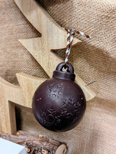 Charger l&#39;image dans la galerie, Boule de Noël en chocolat
