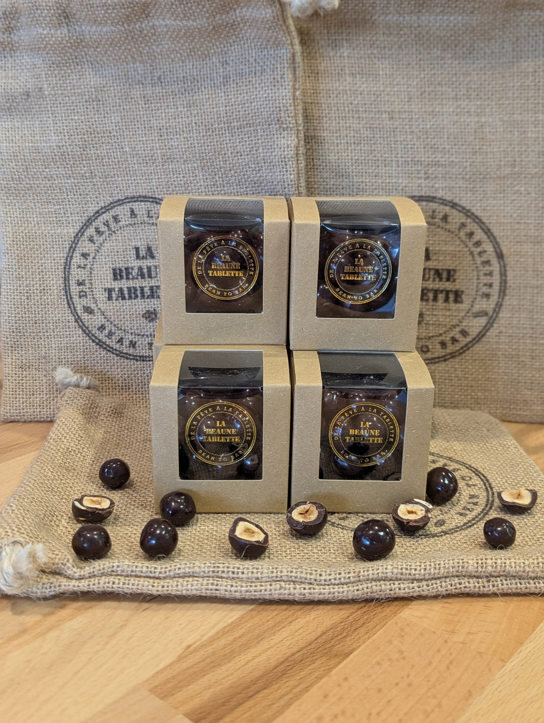 Noisettes enrobées de chocolat noir